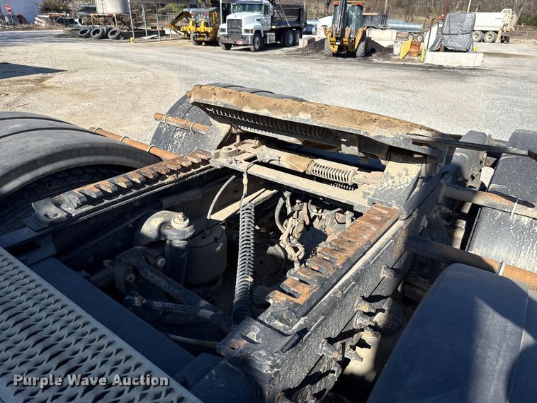 image for item ES5554 2012 Peterbilt 388 semi truck