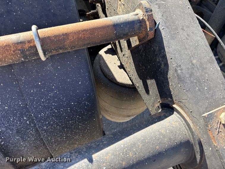 image for item ES5554 2012 Peterbilt 388 semi truck