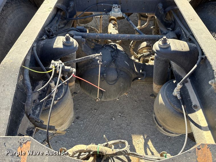 image for item ES5554 2012 Peterbilt 388 semi truck