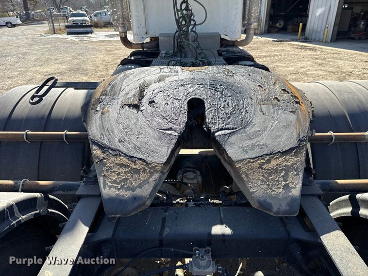 image for item ES5554 2012 Peterbilt 388 semi truck