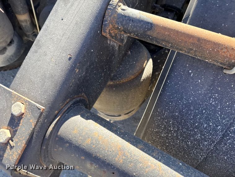 image for item ES5554 2012 Peterbilt 388 semi truck