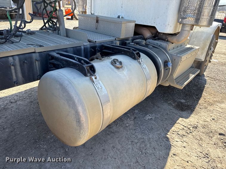 image for item ES5554 2012 Peterbilt 388 semi truck