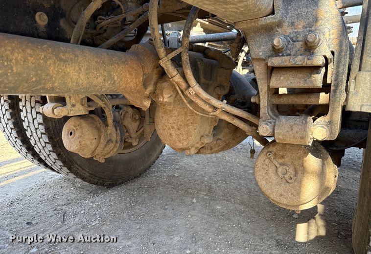 image for item ES5554 2012 Peterbilt 388 semi truck