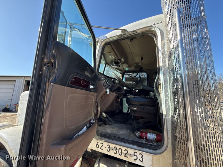 image for item ES5554 2012 Peterbilt 388 semi truck