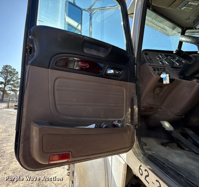 image for item ES5554 2012 Peterbilt 388 semi truck