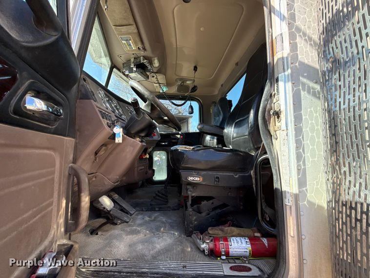 image for item ES5554 2012 Peterbilt 388 semi truck