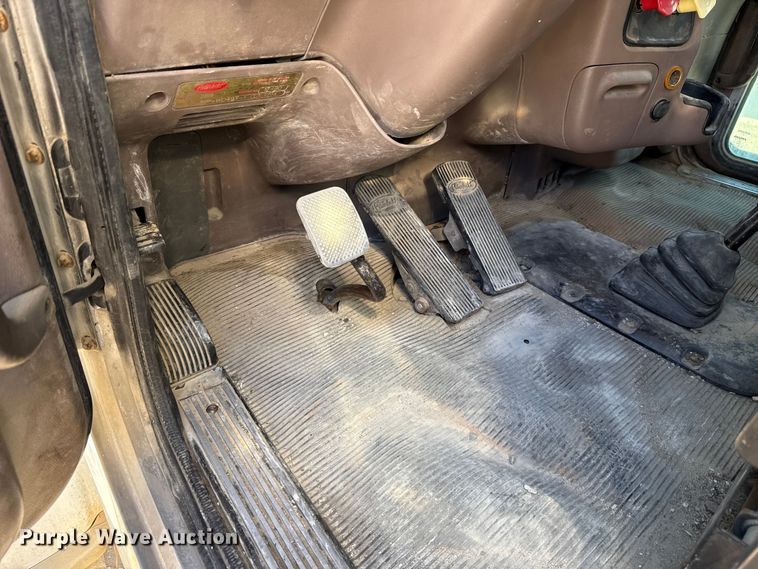 image for item ES5554 2012 Peterbilt 388 semi truck