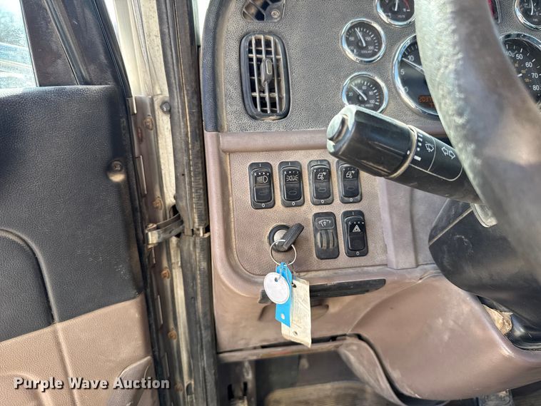 image for item ES5554 2012 Peterbilt 388 semi truck