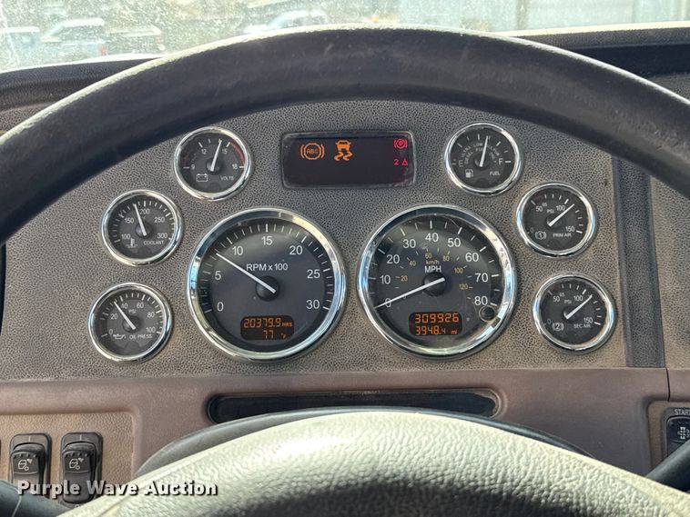 image for item ES5554 2012 Peterbilt 388 semi truck