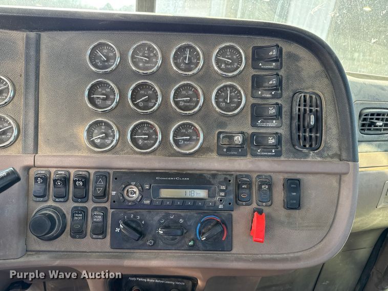 image for item ES5554 2012 Peterbilt 388 semi truck