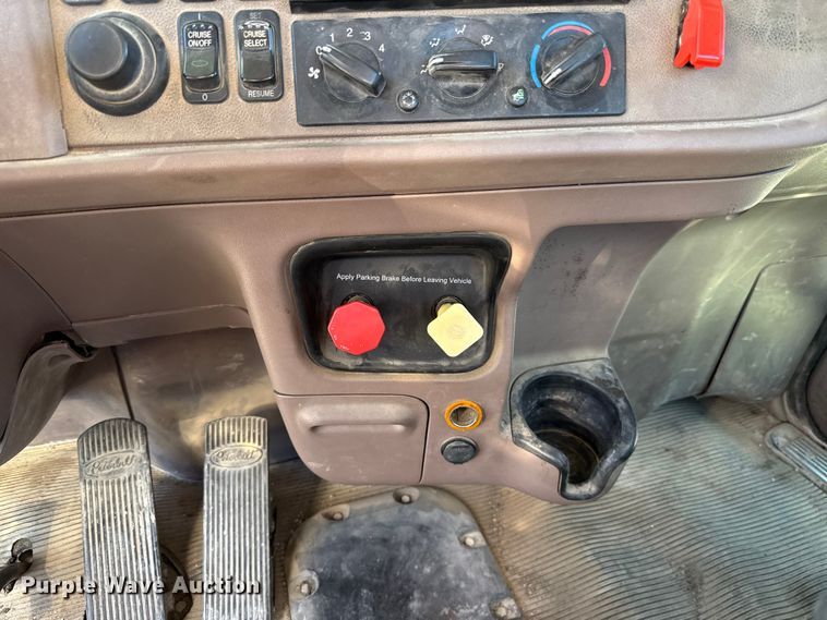 image for item ES5554 2012 Peterbilt 388 semi truck