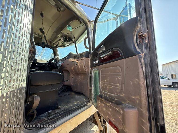 image for item ES5554 2012 Peterbilt 388 semi truck