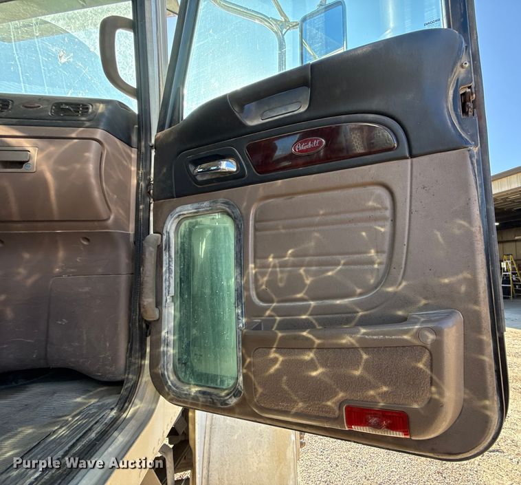 image for item ES5554 2012 Peterbilt 388 semi truck