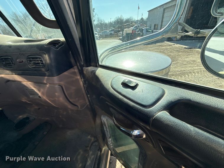 image for item ES5554 2012 Peterbilt 388 semi truck