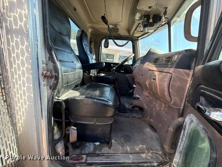 image for item ES5554 2012 Peterbilt 388 semi truck