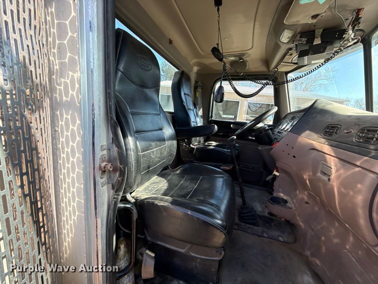 image for item ES5554 2012 Peterbilt 388 semi truck