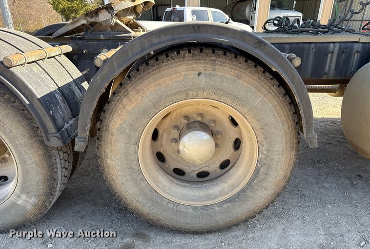 image for item ES5554 2012 Peterbilt 388 semi truck