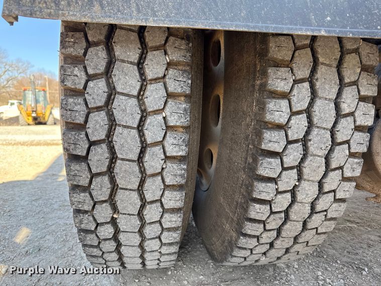 image for item ES5554 2012 Peterbilt 388 semi truck