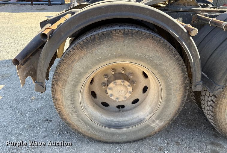 image for item ES5554 2012 Peterbilt 388 semi truck