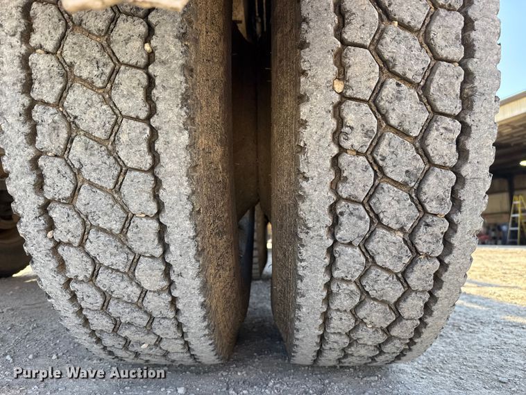 image for item ES5554 2012 Peterbilt 388 semi truck