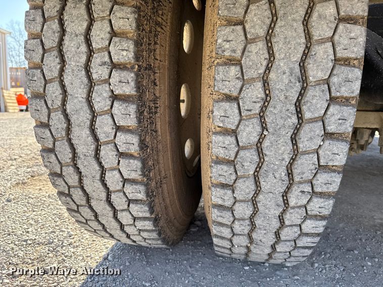 image for item ES5554 2012 Peterbilt 388 semi truck