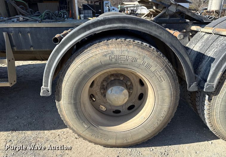 image for item ES5554 2012 Peterbilt 388 semi truck