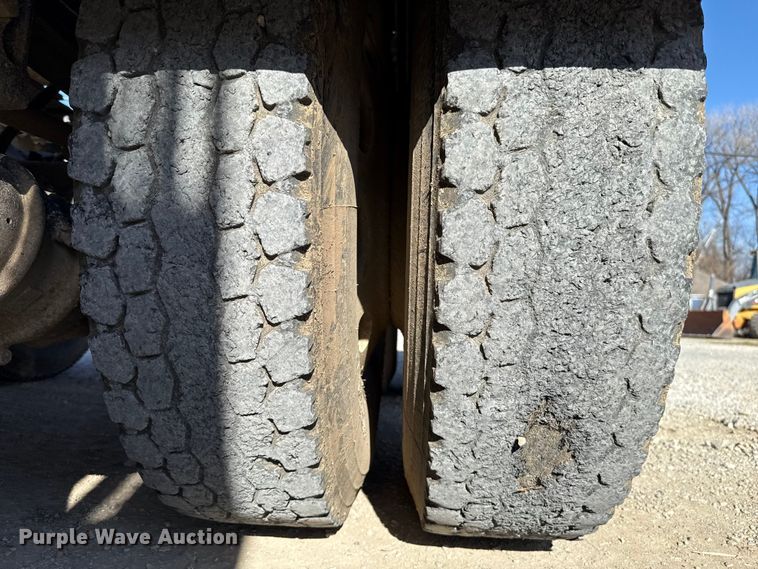 image for item ES5554 2012 Peterbilt 388 semi truck