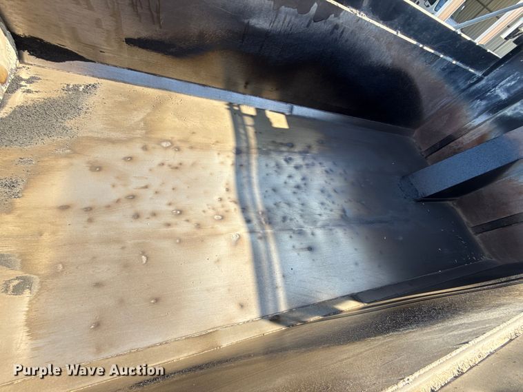 image for item ES5555 2013 Peterbilt 388 dump truck