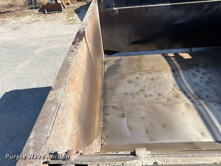 image for item ES5555 2013 Peterbilt 388 dump truck