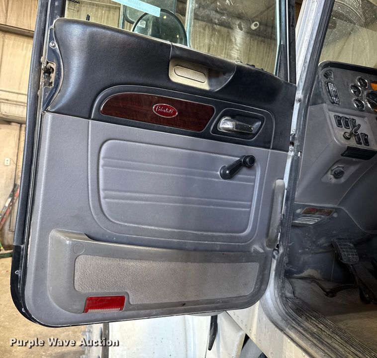 image for item ES5555 2013 Peterbilt 388 dump truck