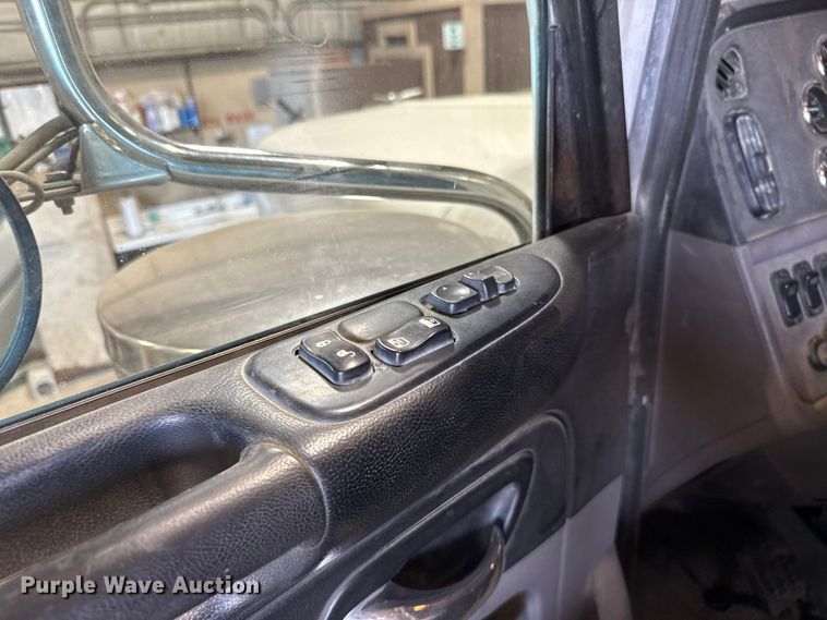 image for item ES5555 2013 Peterbilt 388 dump truck