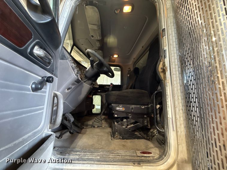 image for item ES5555 2013 Peterbilt 388 dump truck