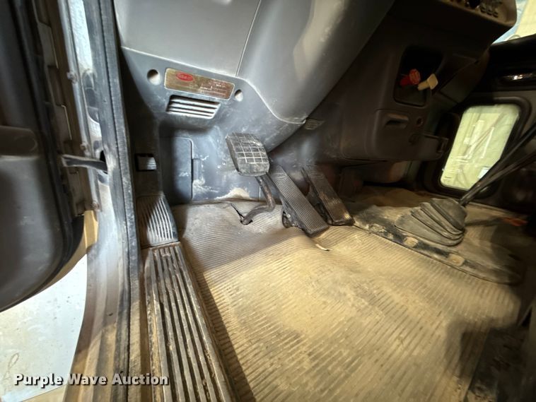 image for item ES5555 2013 Peterbilt 388 dump truck