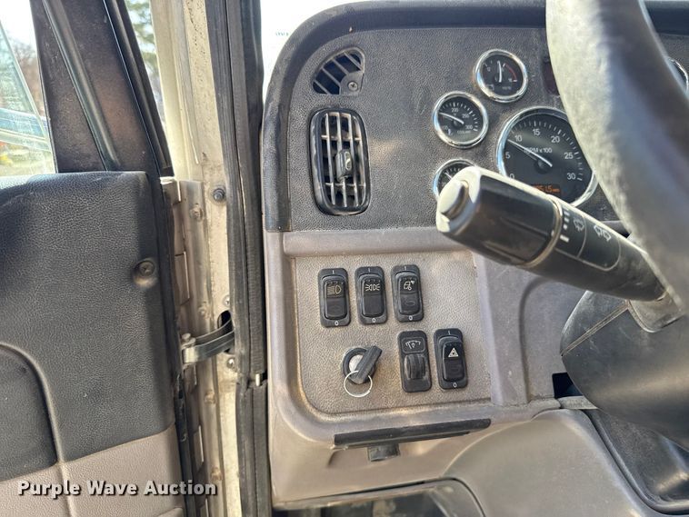 image for item ES5555 2013 Peterbilt 388 dump truck