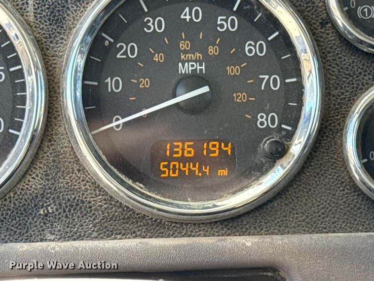 image for item ES5555 2013 Peterbilt 388 dump truck