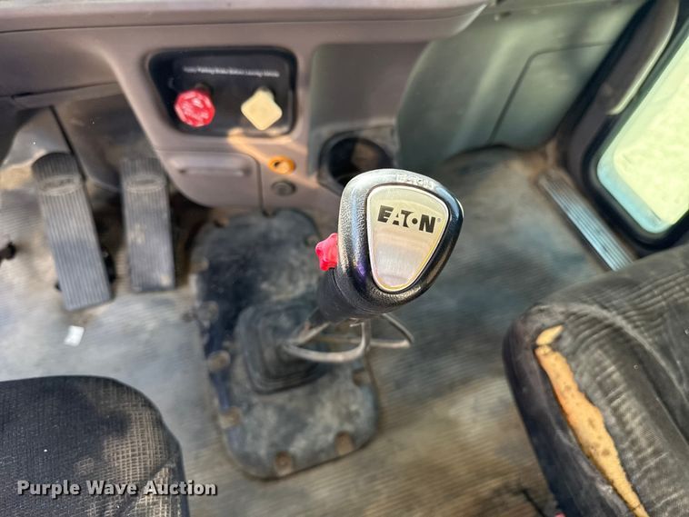 image for item ES5555 2013 Peterbilt 388 dump truck