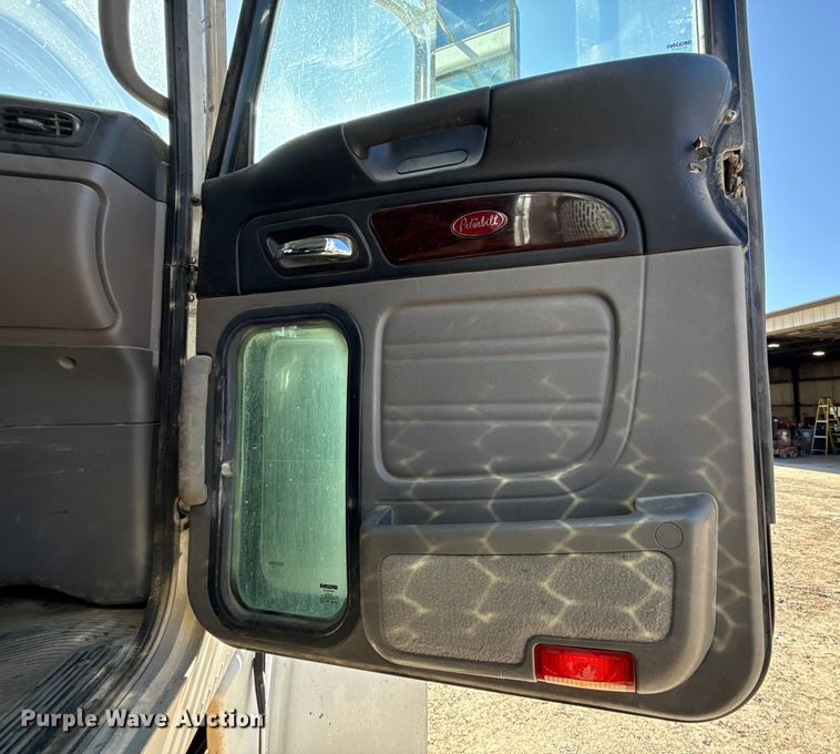 image for item ES5555 2013 Peterbilt 388 dump truck