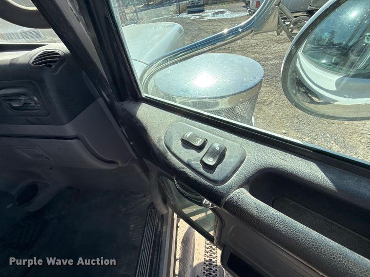 image for item ES5555 2013 Peterbilt 388 dump truck