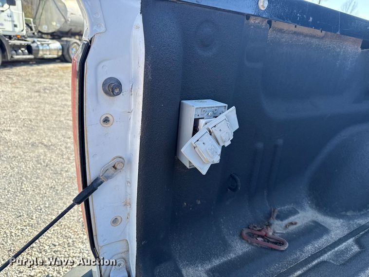 image for item ES5556 2016 Chevrolet Silverado 2500HD Crew Cab pickup truck