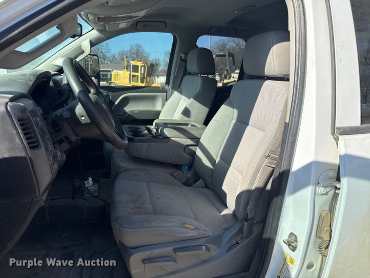 image for item ES5556 2016 Chevrolet Silverado 2500HD Crew Cab pickup truck