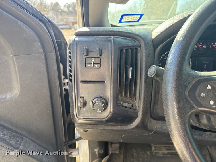 image for item ES5556 2016 Chevrolet Silverado 2500HD Crew Cab pickup truck