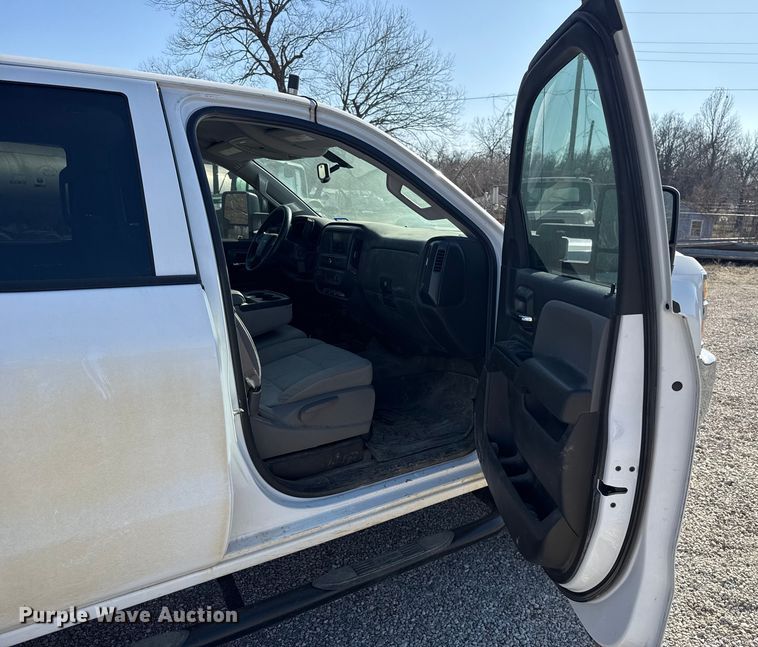 image for item ES5556 2016 Chevrolet Silverado 2500HD Crew Cab pickup truck