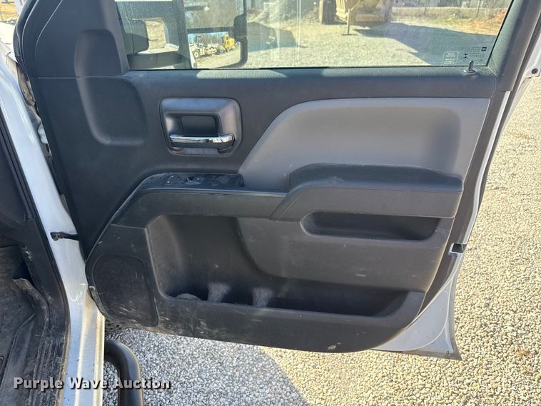 image for item ES5556 2016 Chevrolet Silverado 2500HD Crew Cab pickup truck