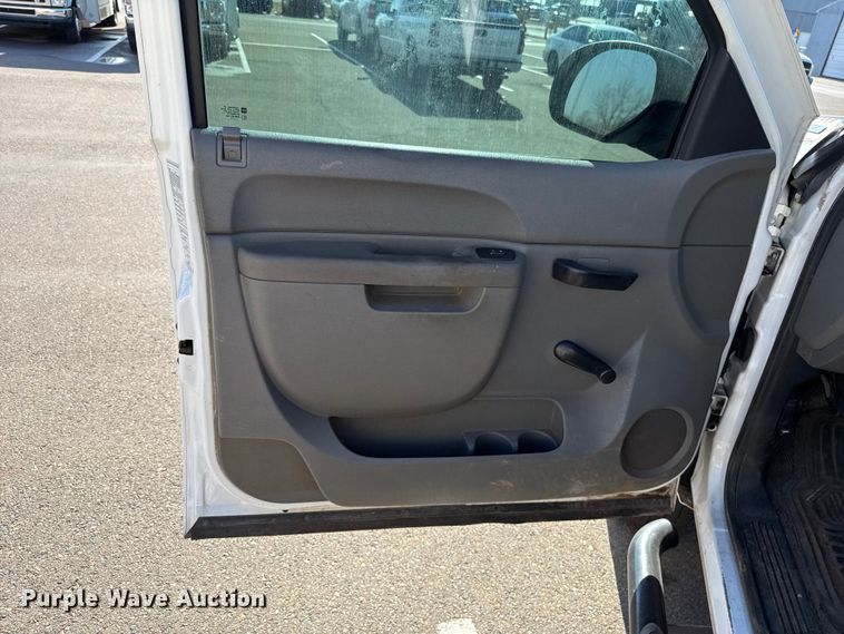 image for item ES5563 2010 Chevrolet Silverado 2500 Crew Cab pickup truck