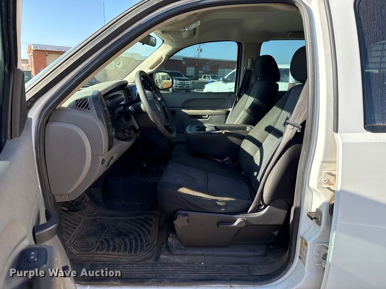 image for item ES5563 2010 Chevrolet Silverado 2500 Crew Cab pickup truck