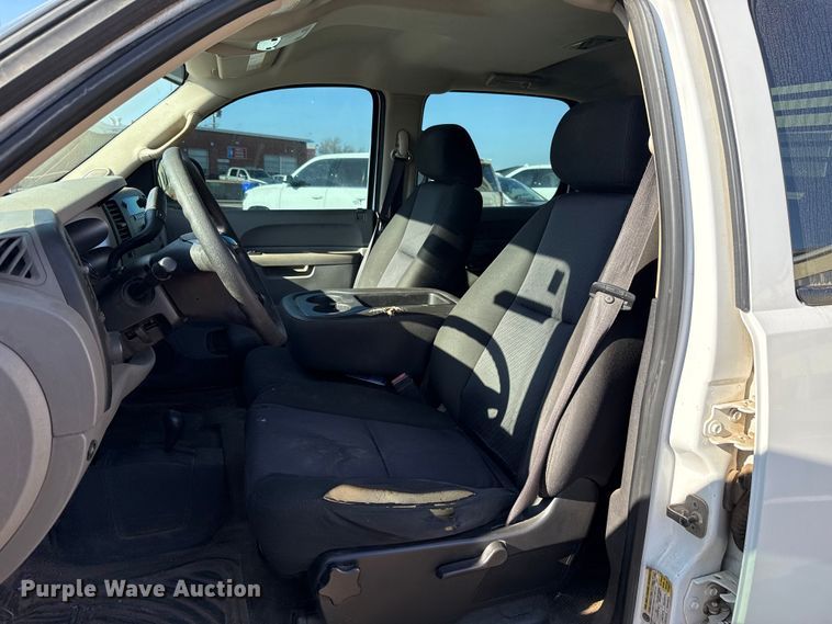 image for item ES5563 2010 Chevrolet Silverado 2500 Crew Cab pickup truck