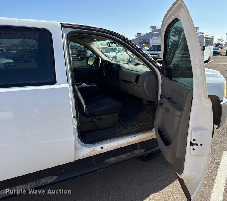 image for item ES5563 2010 Chevrolet Silverado 2500 Crew Cab pickup truck