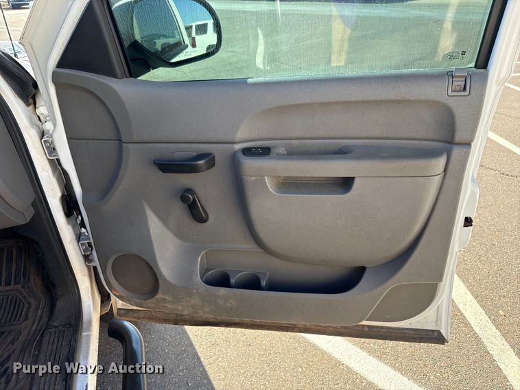 image for item ES5563 2010 Chevrolet Silverado 2500 Crew Cab pickup truck