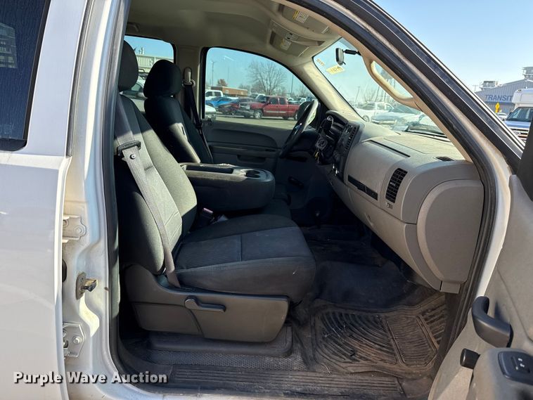 image for item ES5563 2010 Chevrolet Silverado 2500 Crew Cab pickup truck