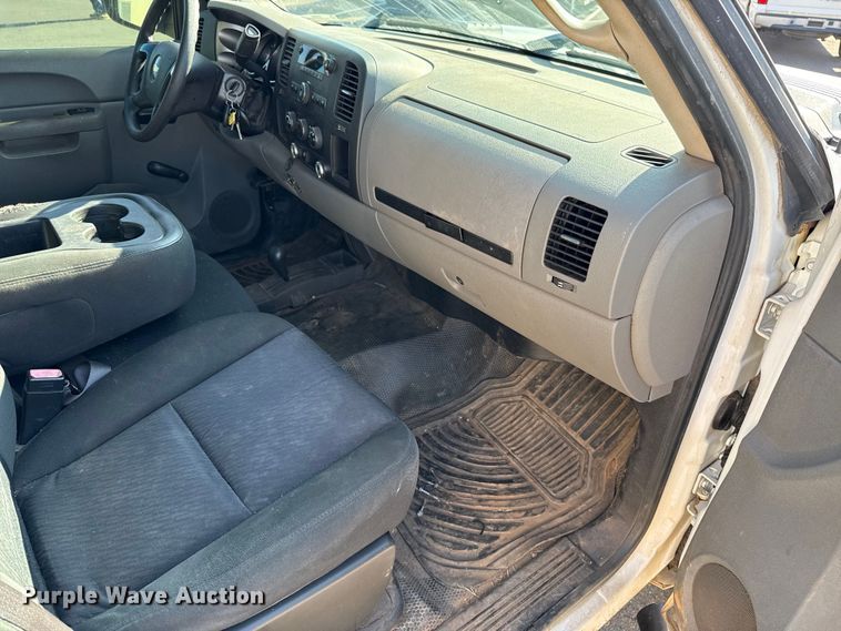 image for item ES5563 2010 Chevrolet Silverado 2500 Crew Cab pickup truck